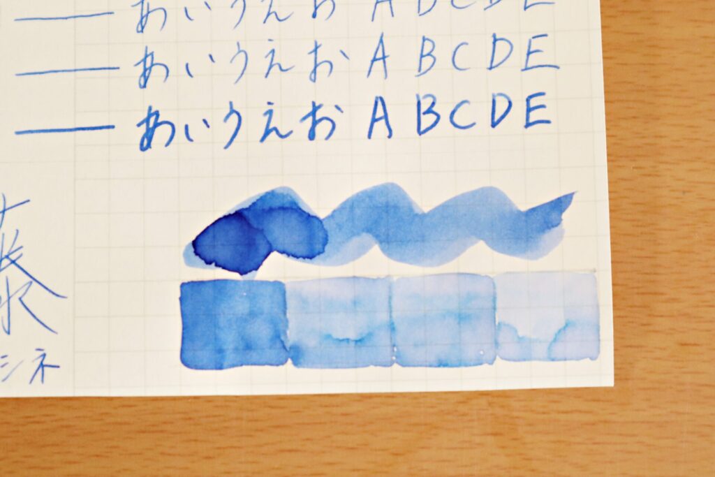 チャイナ・ブルーをニーモシネに筆で塗った部分のアップ