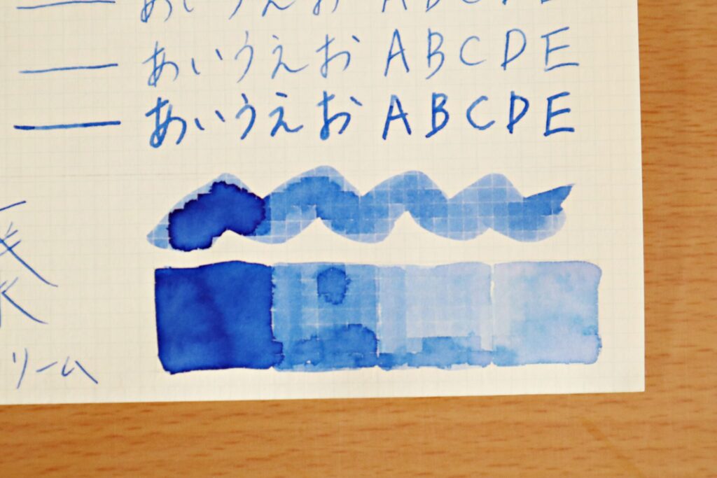 チャイナ・ブルーをLIFEノートのクリーム紙筆で塗ったアップ