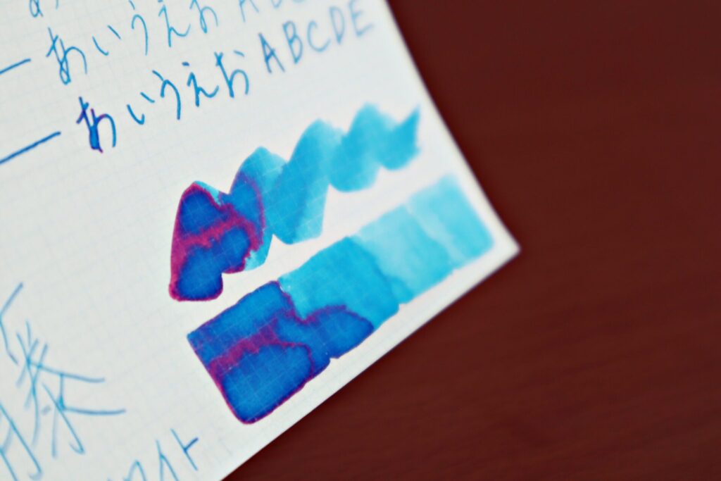 紺碧をLIFEノート・ホワイト紙に筆で書いた部分のフラッシュ
