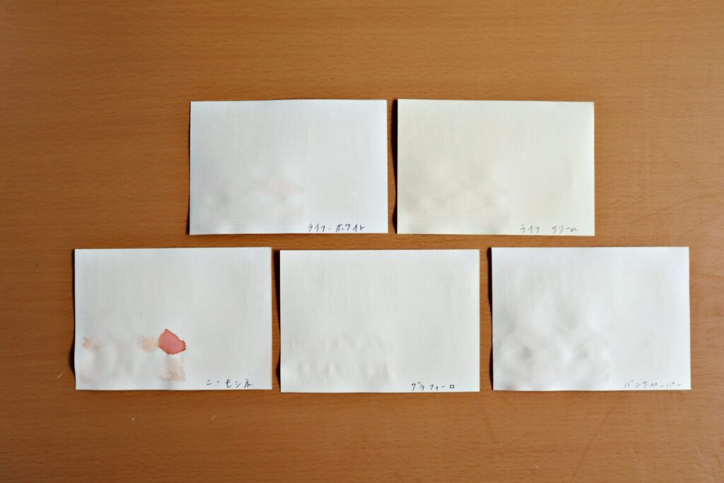 『盛岡・石割桜』で書いたすべての用紙を、裏返しにして並べた様子
