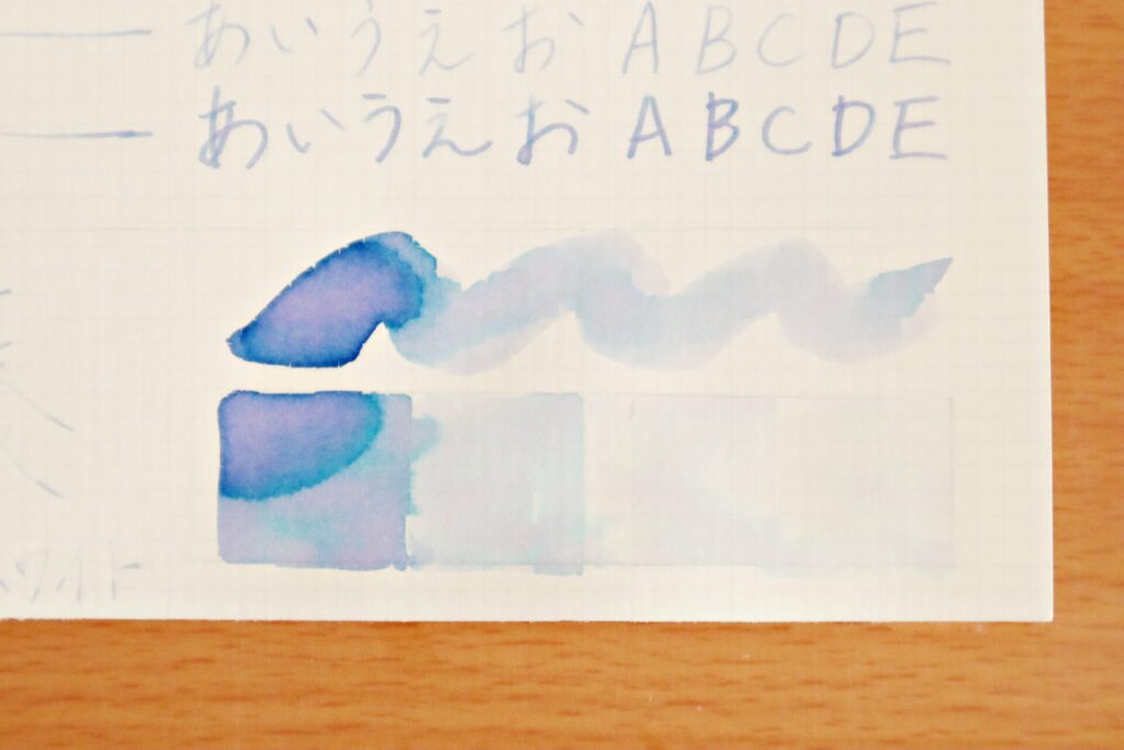【Kobe INK物語・アリスの夢】のインクで、LIFEノートのホワイト紙に筆で塗った部分のアップ２
