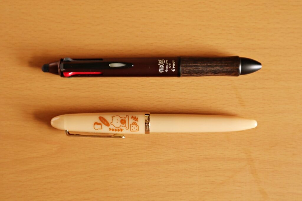『 プロフィットジュニア+10 mizutama・こひる』の万年筆と4色入りのフリクションボールペンと並べた写真