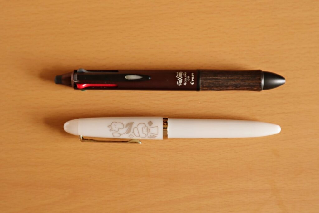 『 プロフィットジュニア+10 mizutama』「よそおい」万年筆と4色入りのフリクションボールペンの比較