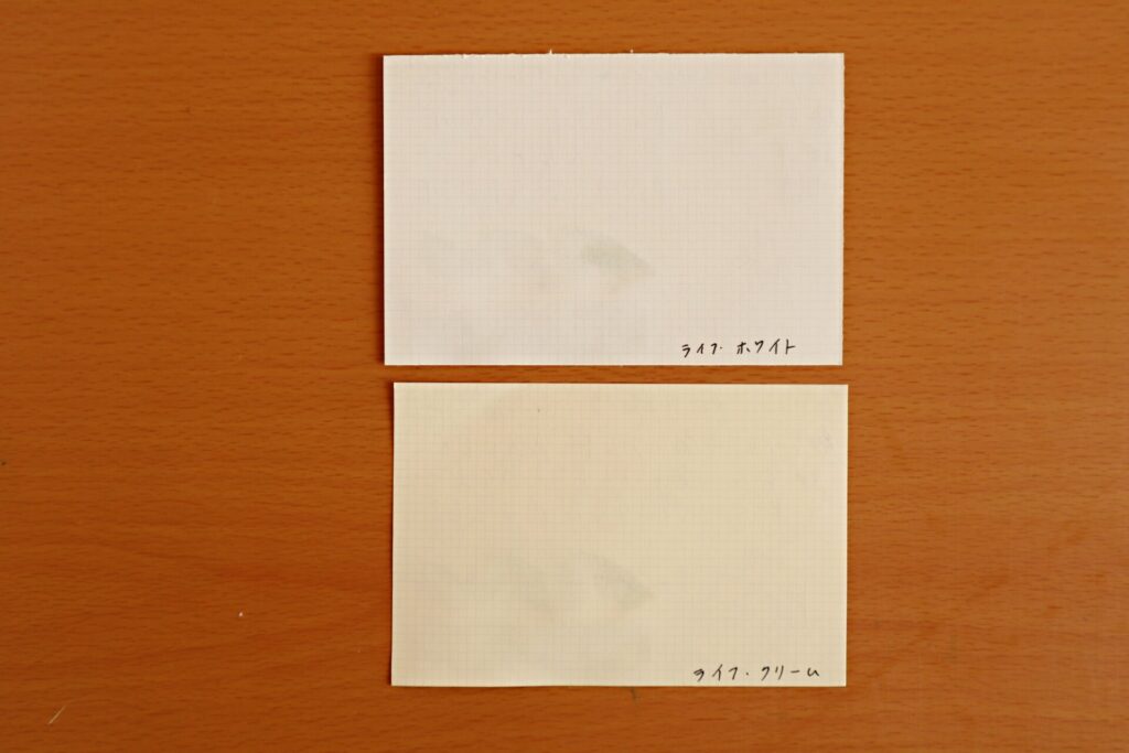 『呉竹 ink-Cafe アール・ヌーボーカラーインク・コンクリートグレイ』で書いた、LIFEノートのホワイト紙とクリーム紙の裏側