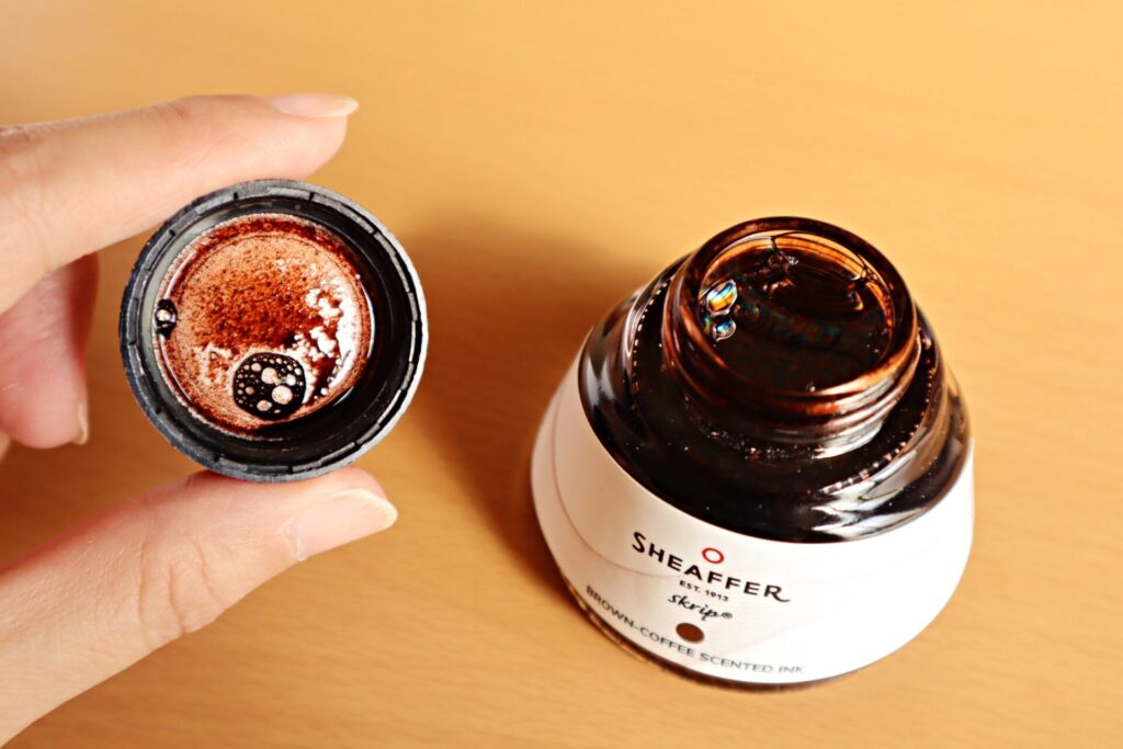 『シェーファーコーヒーフレーバー インクボトル』の蓋を開けた写真
