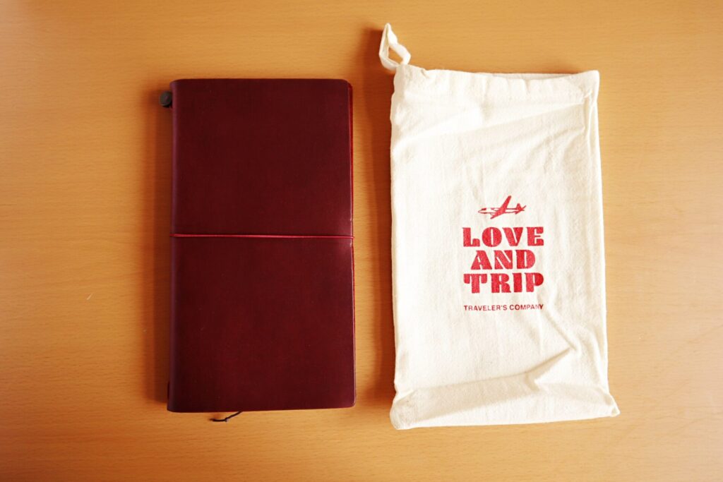 トラベラーズノート『 LOVE AND TRIP 』の本体とコットンケース