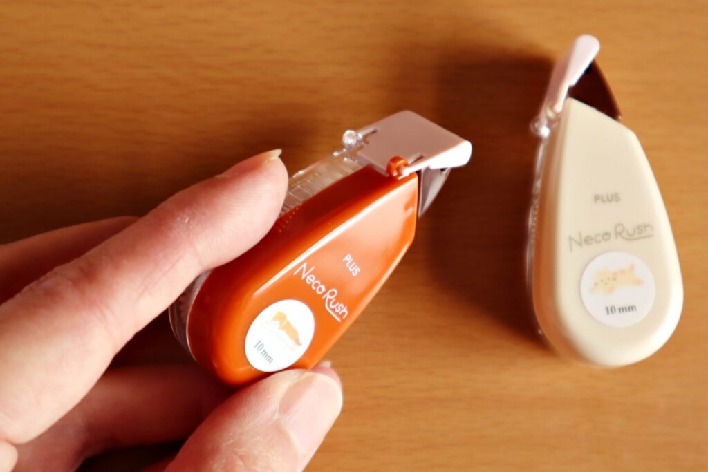 『ネコラッシュ』を手に持った様子