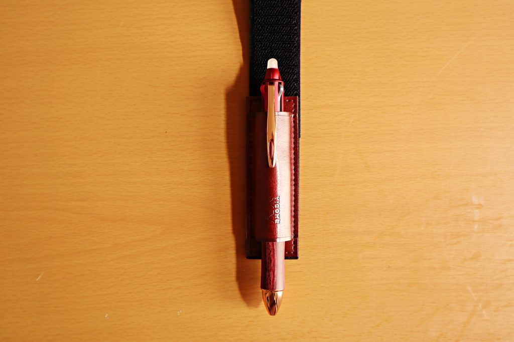 『RHODIA (ロディア)ブックバンド ペンホルダー』に、フリクションボールペンを入れた写真