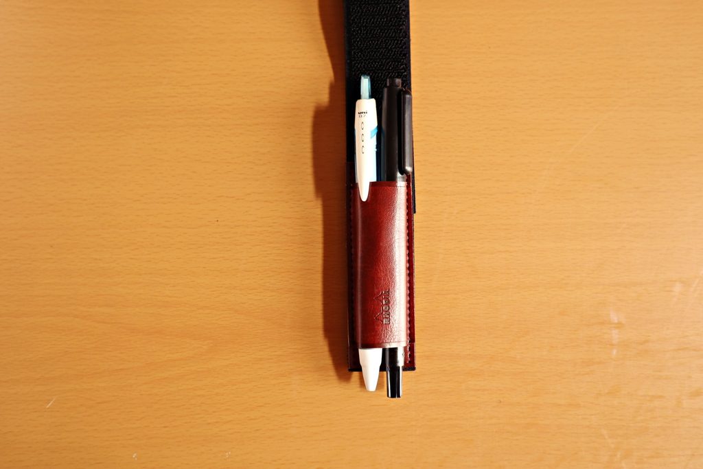 『RHODIA (ロディア)ブックバンド ペンホルダー』に、2本入れた写真
